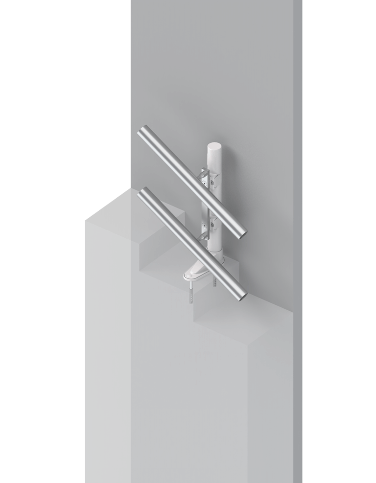Moderne Wandlampe mit zwei schmalen, horizontalen Leuchten in Edelstahloptik, montiert auf einem minimalistischen weißen Halter, ideal für zeitgemäße Innenraumgestaltungen.