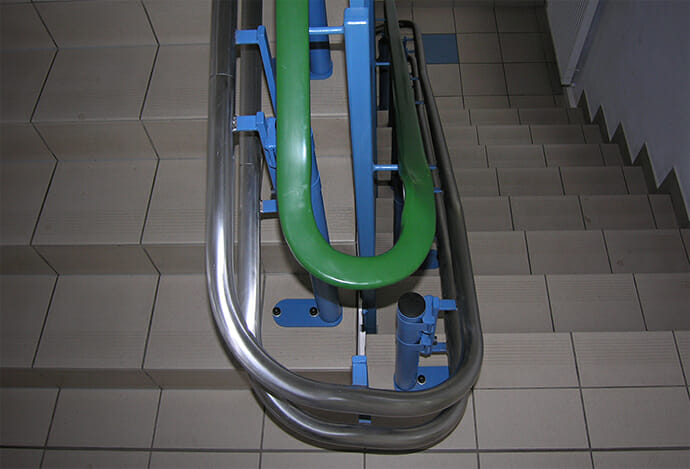 Blaue Fahrbahnstützen an blauem Geländer