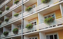 Balkone eines Mehrparteienhauses