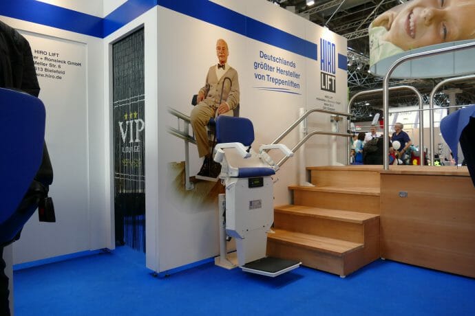 Ein Stehlift von HIRO LIFT auf der Rehacare.