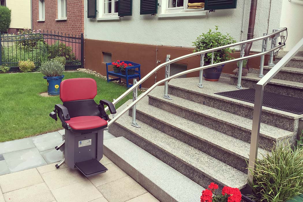 Treppenlift außen an einem Wohnhaus