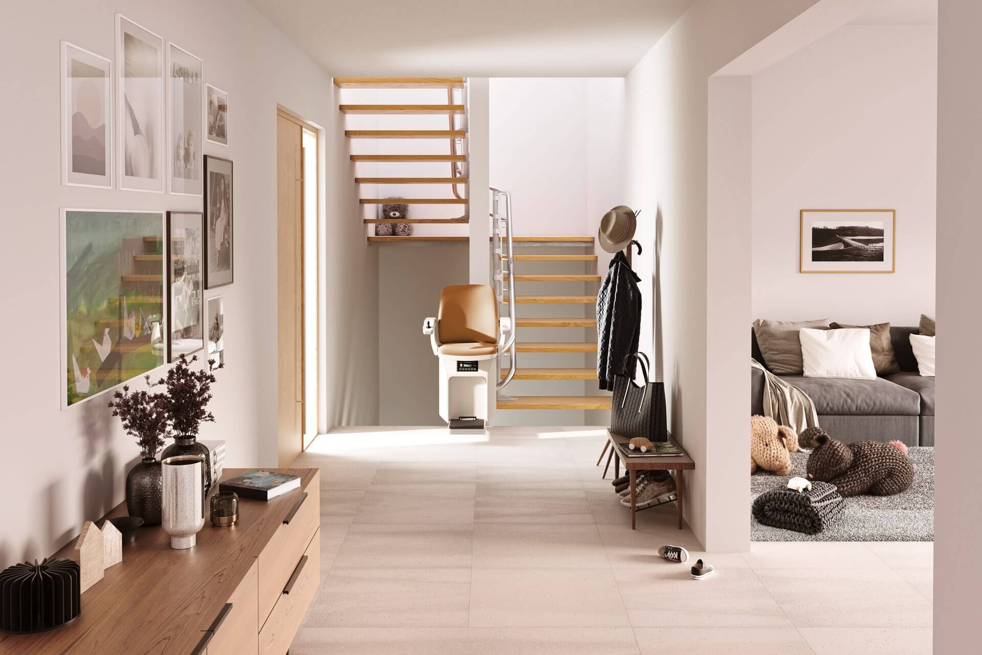 Moderne Treppenhausansicht mit einem Treppenlift, Holztreppe, dekorativen Bildern an der Wand und gemütlicher Sitzecke im Hintergrund. Der Raum ist hell und freundlich gestaltet, mit einem Holzsideboard und verschiedenen Accessoires.