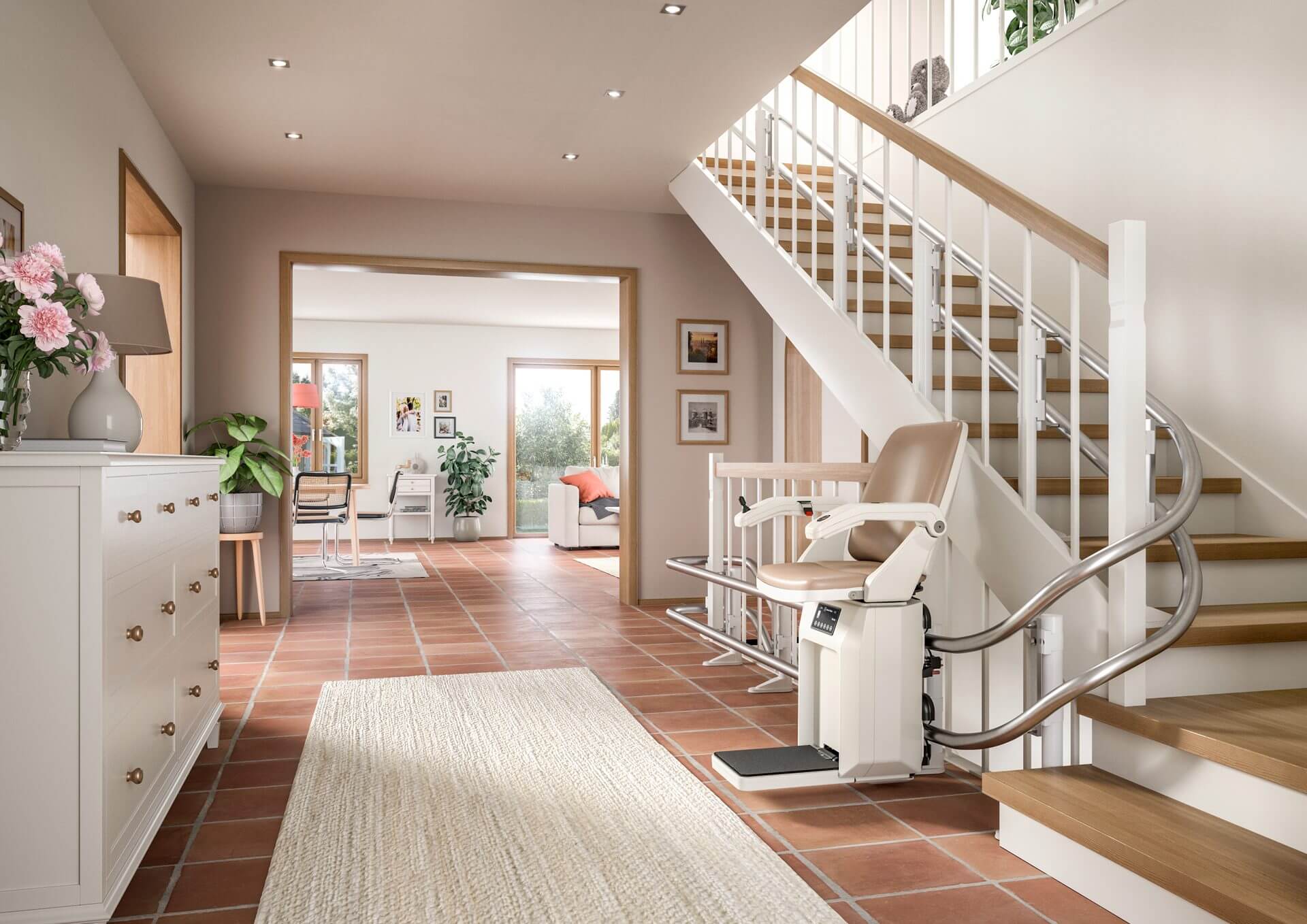 Moderne Treppenlift-Lösung in einem hellen Eingangsbereich mit Treppe, die Barrierefreiheit und Komfort für ältere Menschen bietet. Der Raum ist geschmackvoll eingerichtet mit einem Sideboard, Pflanzen und einem gemütlichen Wohnbereich im Hintergrund.