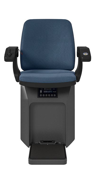 Bequemer, ergonomischer Sitz mit blauer Polsterung und Armlehnen, ausgestattet mit Bedienelementen und Fußstütze, ideal für den Einsatz in modernen Büros oder Wartebereichen.