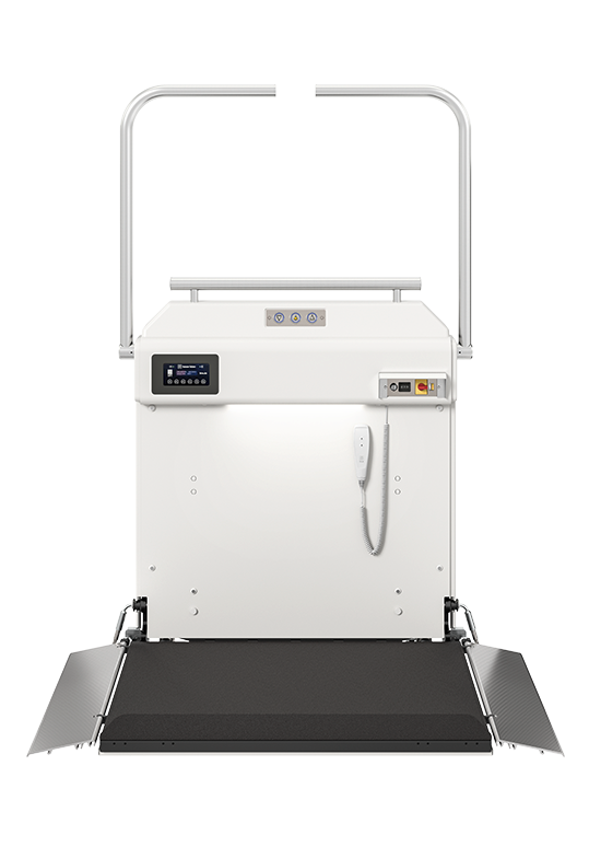 Hydraulische Plattform mit Bedienfeld und Sicherheitsgeländern, ideal für barrierefreien Zugang in öffentlichen Gebäuden. Die rutschfeste Oberfläche sorgt für Stabilität und Sicherheit beim Ein- und Aussteigen.