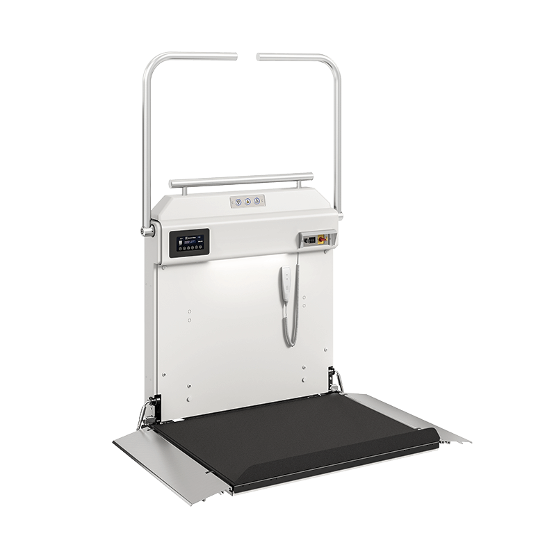 Plattformlift mit Handlauf und Bedienelementen, ideal für barrierefreien Zugang in öffentlichen Gebäuden und Wohnräumen.