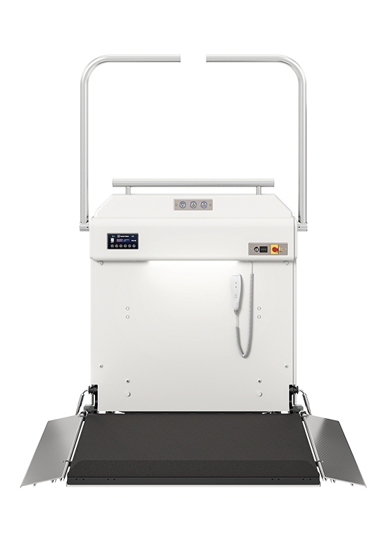 Plattformlift mit Handlauf und Bedienelementen für barrierefreien Zugang, geeignet für den Einsatz in öffentlichen Gebäuden und Wohnräumen.