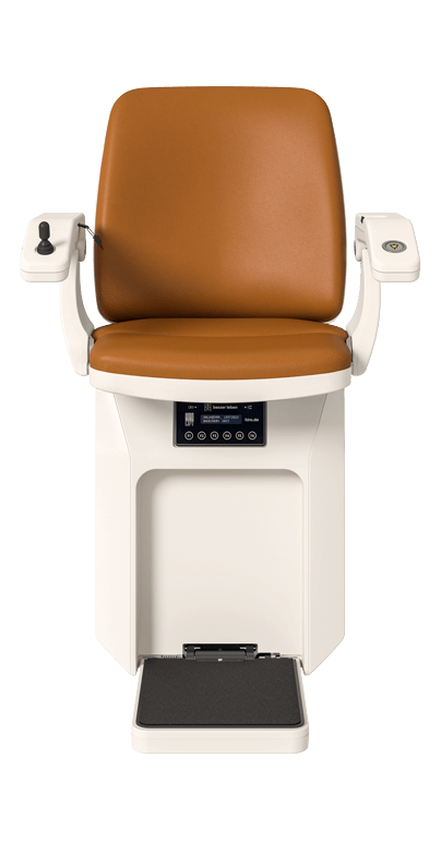 Moderne Behandlungsliege mit ergonomischem Design, braunem Sitzpolster und Bedienelementen an den Armlehnen, ideal für Arztpraxen und Kliniken. Die Liege bietet Komfort und Funktionalität für Patienten während medizinischer Behandlungen.