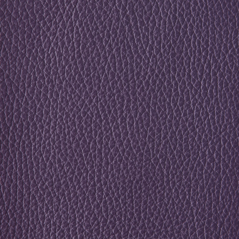 Nahaufnahme von lila Leder mit strukturierter Oberfläche, ideal für Möbel, Mode und Accessoires.