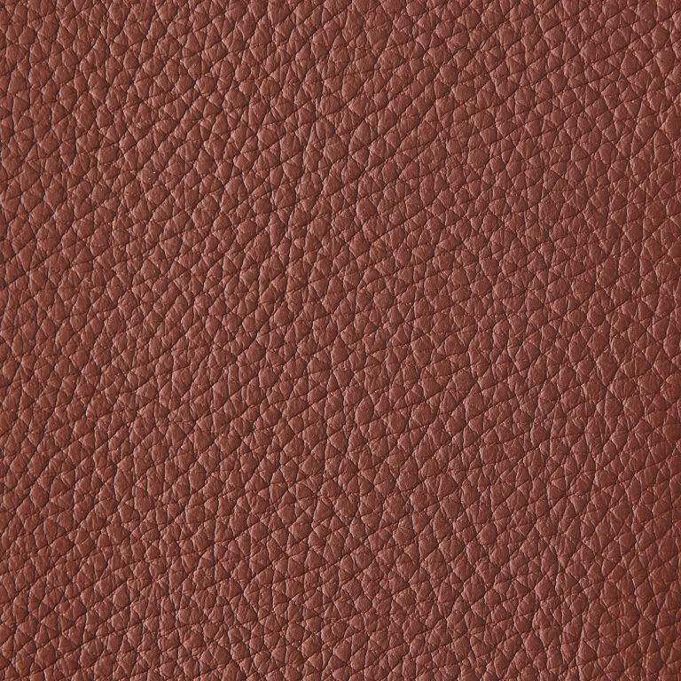 Detailaufnahme von braunem Leder mit charakteristischer, strukturierter Oberfläche, ideal für die Verwendung in Mode, Möbeln und Accessoires.
