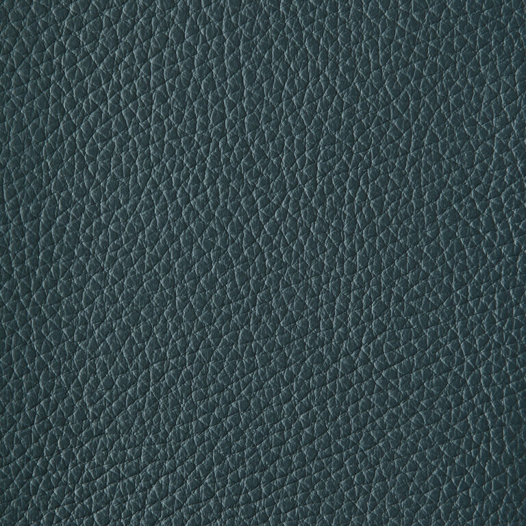 Strukturierte, dunkelblaue Lederoberfläche mit feinen Narben und einer eleganten Textur, ideal für Möbel, Mode und Accessoires.