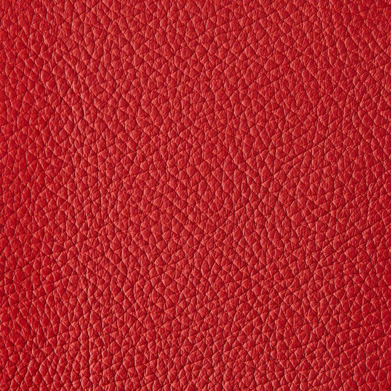 Texturierte rote Lederoberfläche mit feinen Narben und einer lebendigen Farbintensität, ideal für hochwertige Lederwaren und Designprojekte.