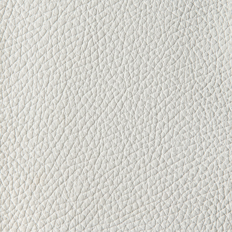 Nahaufnahme von weißem Leder mit feiner Textur, ideal für die Verwendung in Mode, Möbeln oder Accessoires. Die Struktur zeigt die charakteristischen Narben und Falten des Ledermaterials.