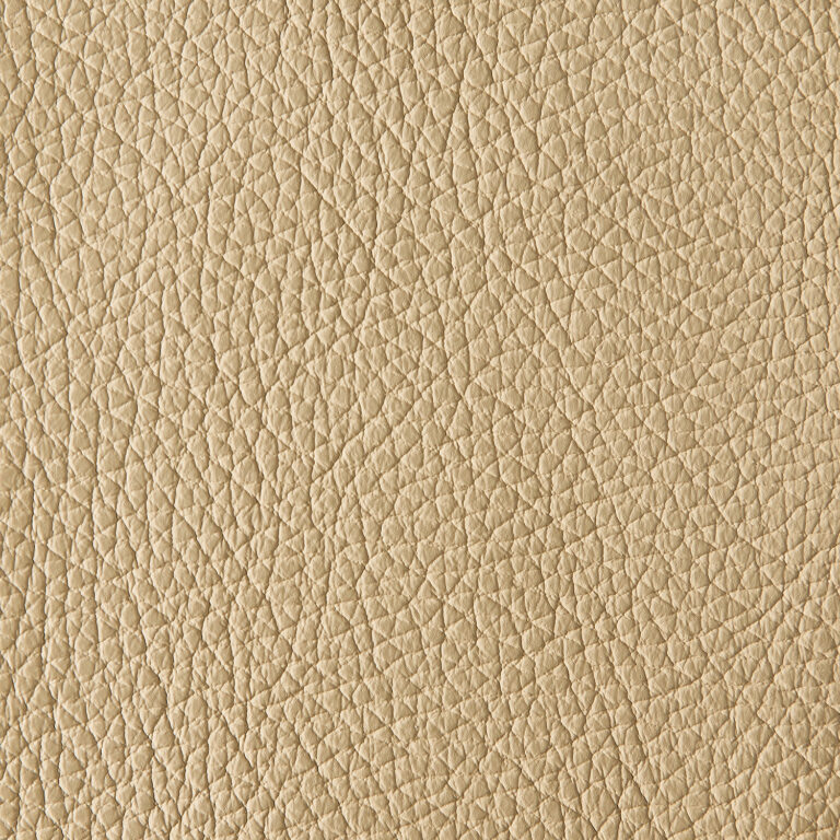 Detailaufnahme von hochwertigem, hellbeigem Leder mit einer feinen, strukturierten Oberfläche, ideal für Möbel, Taschen und Bekleidung.