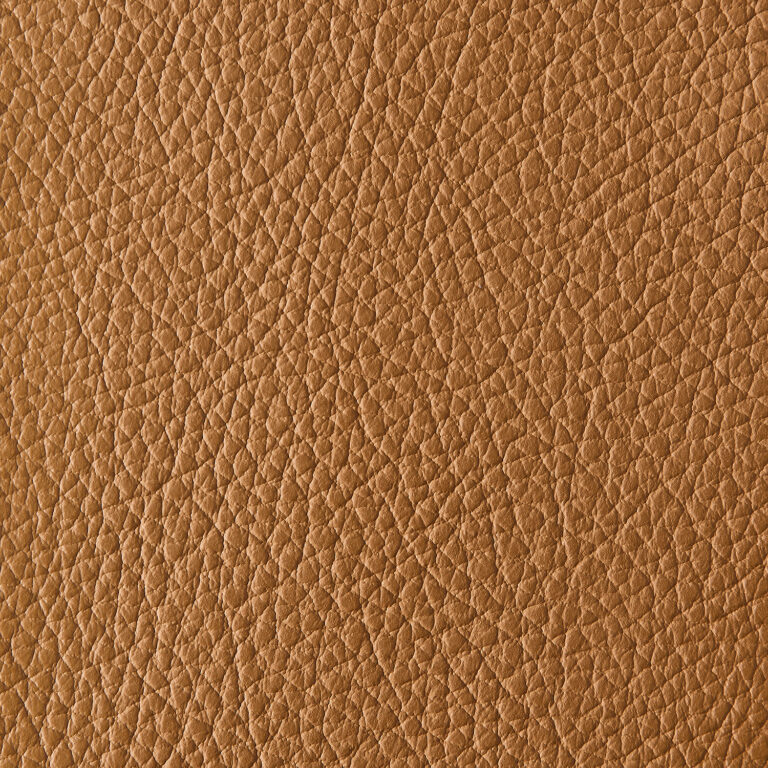 Nahaufnahme einer strukturierten, braunen Lederoberfläche mit feinen Falten und einer natürlichen Textur, ideal für die Verwendung in Möbeln, Taschen oder Bekleidung.