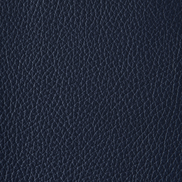 Nahaufnahme von dunkelblauem Leder mit feiner Struktur, ideal für hochwertige Möbel und Accessoires.