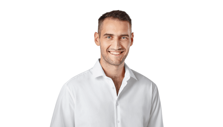 Lächelnder Mann in weißem Hemd vor neutralem Hintergrund, geeignet für medizinische oder professionelle Kontexte.