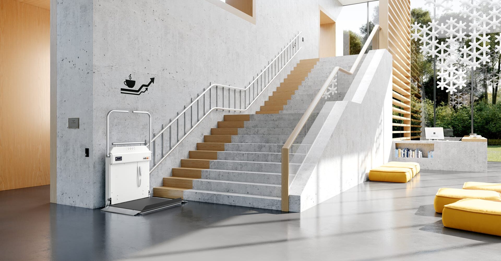 Moderne Treppe in einem lichtdurchfluteten Raum mit Betonwänden und Holzdetails. Im Vordergrund befindet sich ein Treppenlift, der Barrierefreiheit ermöglicht. Die Umgebung ist minimalistisch gestaltet, mit gelben Sitzkissen und einer großen Fensterfront, die auf einen grünen Außenbereich blickt.