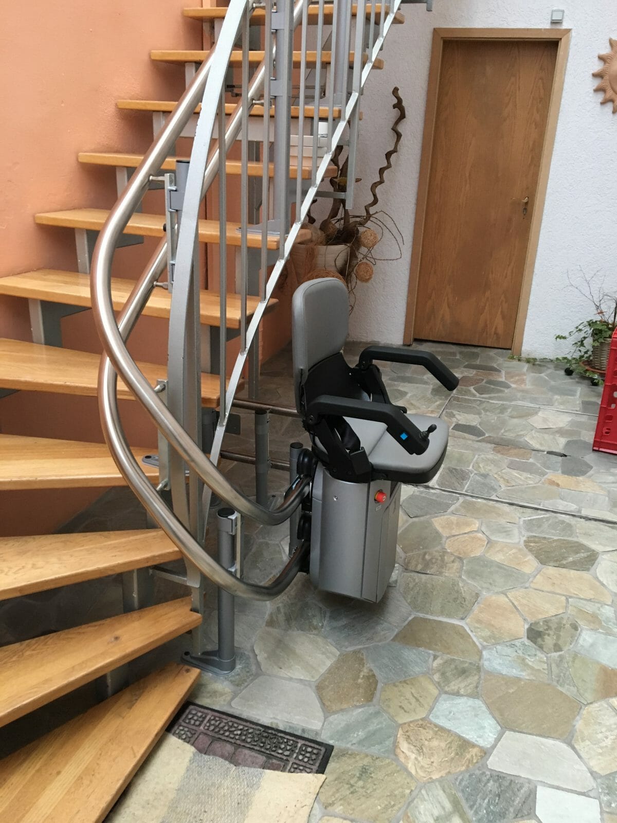 Hiro 160 QN - Treppenlift für den Innenbereich ansehen