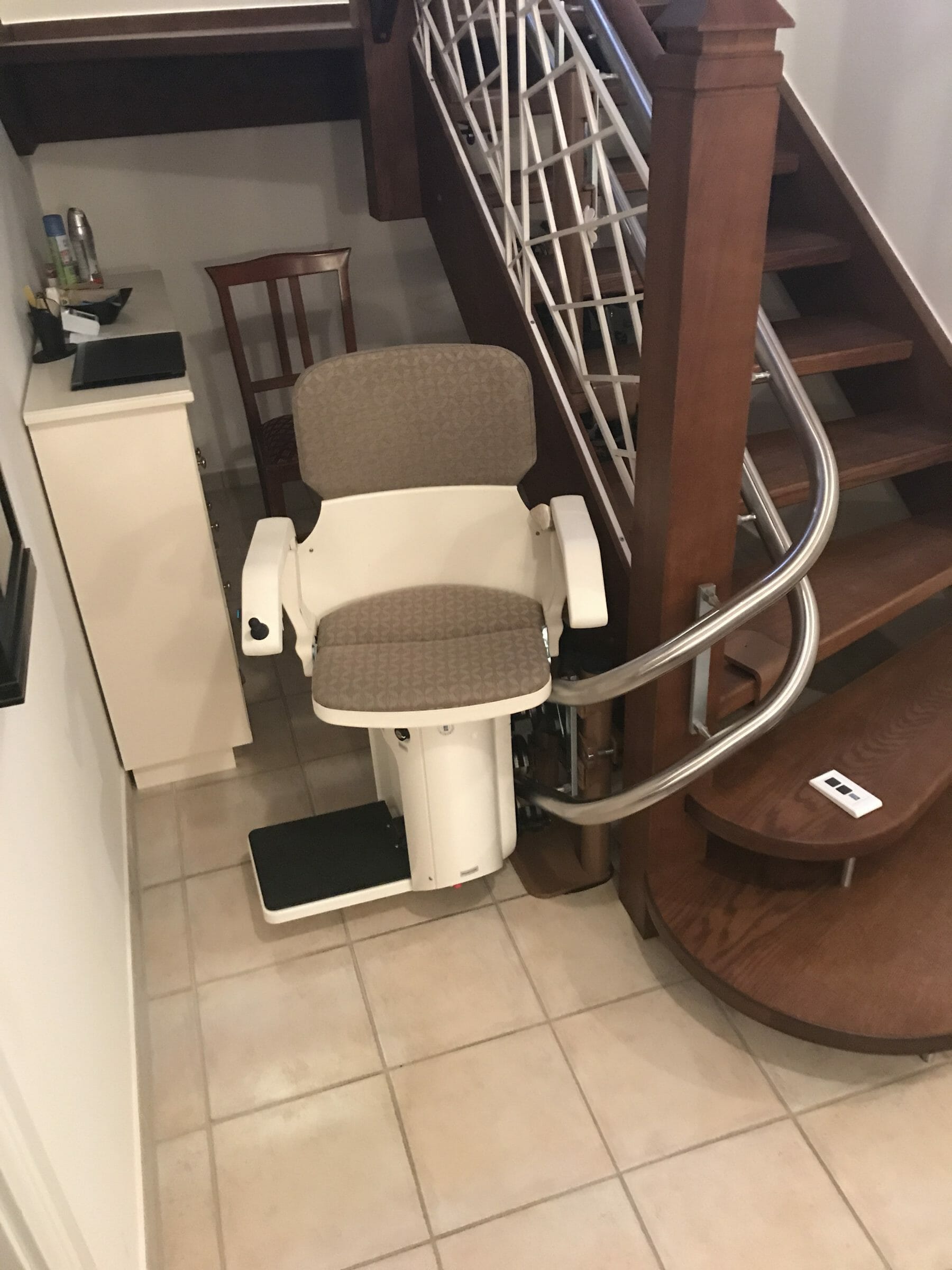 Hiro 160 QN - Treppenlift für den Innenbereich ansehen