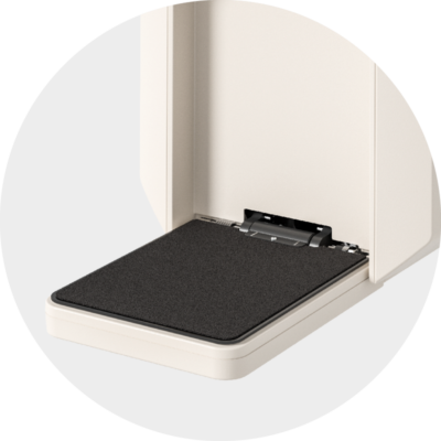 Moderner weißer Drucker mit geöffneter Papierablage und schwarzer Matte für effizientes Papiermanagement.