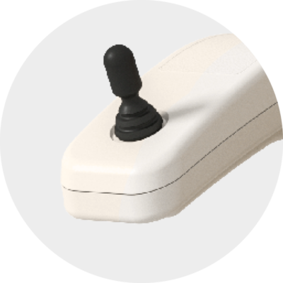 Weißer Joystick mit schwarzem Hebel auf grauem Hintergrund für Rollstühle oder elektrische Geräte.