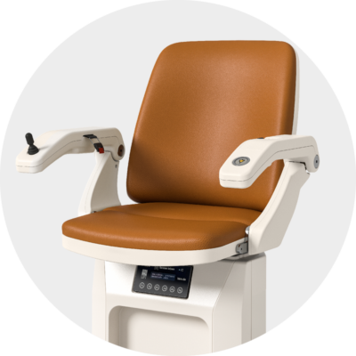 Moderner Treppenlift mit braunem Sitzpolster und ergonomischen Armlehnen, ideal für barrierefreies Wohnen.